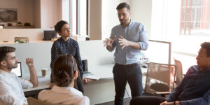 Como o líder de suporte influencia o time de atendimento?