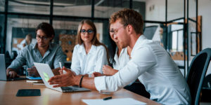 Como a auditoria interna melhora o atendimento ao cliente?