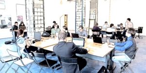 Foto pessoas em um escritório. Milldesk gestão de ativos.