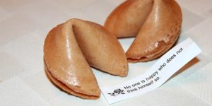 Imagem de um biscoito da sorte com a seguinte legenda: No one is happy who does not think himself so.