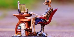 Escultura de agente de suporte como esqueleto.