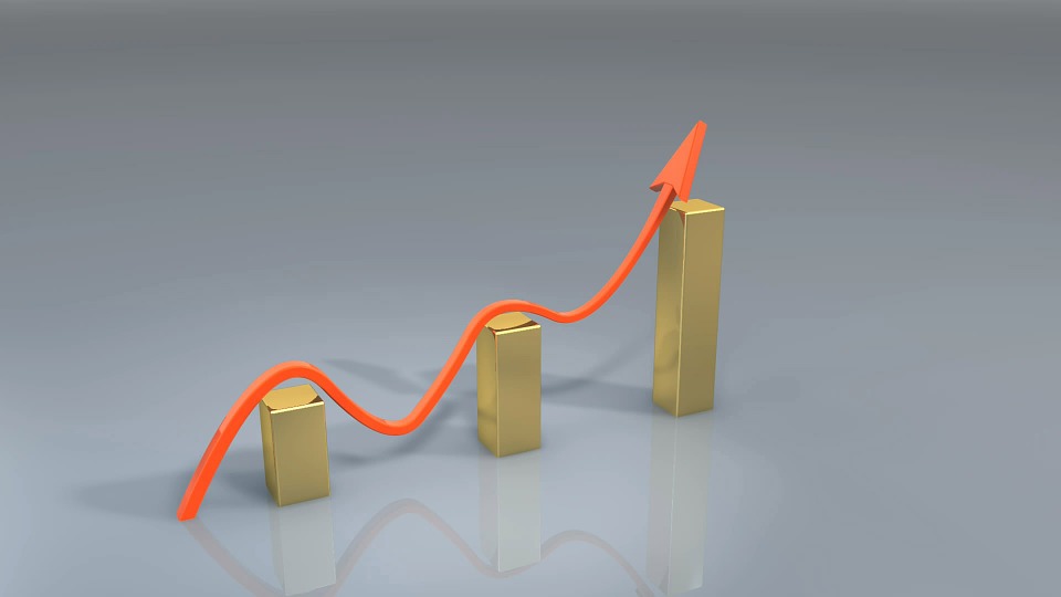 Imagem de gráfico com seta pulando sobre barras crescentes. ROI de investimentos em treinamento e capacitação