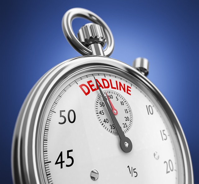 Imagem de cronômetro com os ponteiros apontados para a palavra "Deadline". Processo de negócio ágil.