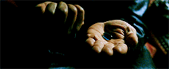 Gif de Morpheus apresentando a pílula vermelha em uma mão e a azul em outra.Transformação Digital