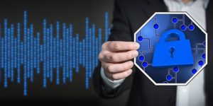 Homem segurando cadeado digital. O que significa a LGPD para o seu service desk?