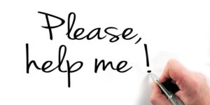 Imagem de mão escrevendo: "Please, help me". Como uma boa experiência no atendimento ao cliente