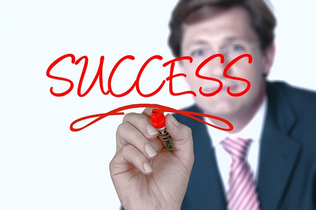 Imagem de homem escrevendo a palavra "Success". Como se dar bem na carreira de analista de suporte?