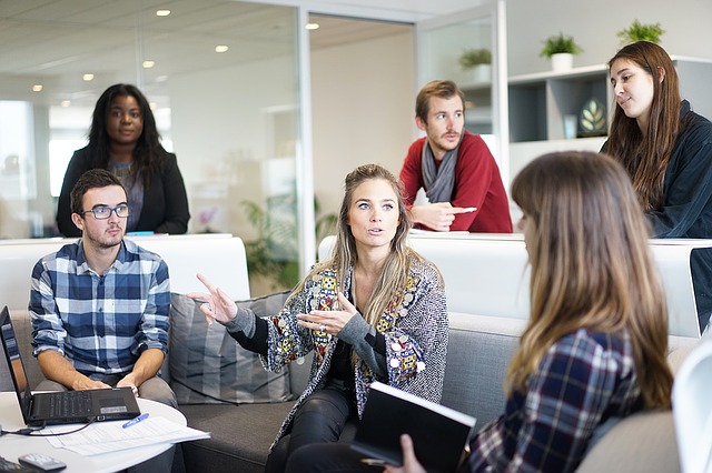 Grupo de pessoas conversando. Sobre a LGPD para o service desk?