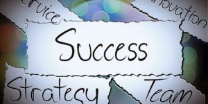 Imagem com as palavras: service, innovation, strategy,team e success ao centro. Customer Success x Avanço dos Negócios!