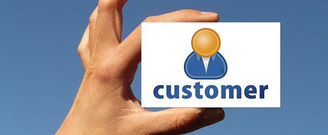 Imagem mão de pessoa segurando cartão com a palavra "Customer". Experiência do consumidor está moldando o local de trabalho