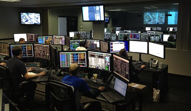 Imagem de sala de monitoramento. Monitoramento de TI.