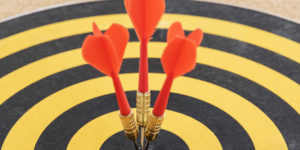 Imagem dardos no centro de um alvo. Help desk eficaz.