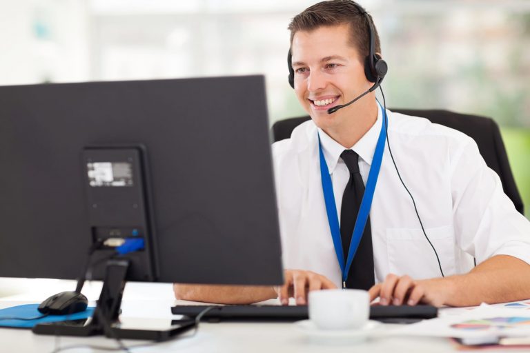 Homem suporte ao cliente sorrindo. suporte ao cliente para escritório de contabilidade. milldesk.