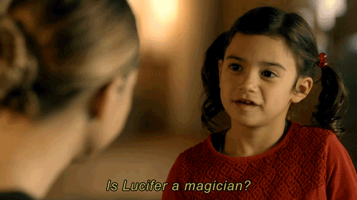 Gif Trixie filha de Chloe perguntando: "Is Lúcifer a magician?"