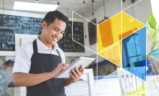Imagem pequeno empresário sorrindo com tablet na mão. Solução de help desk na nuvem