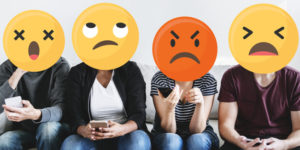 Pessoas com emojis descontentes no rosto. Acordo de nível de serviço.