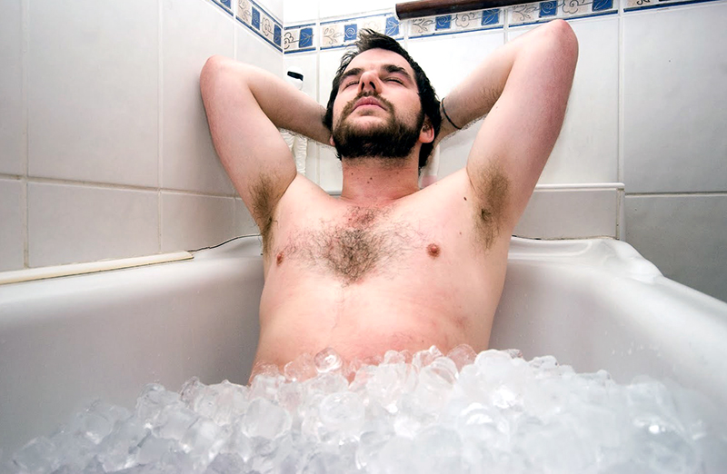 Imagem homem em banheira cheia de gelo. Técnicas para lidar com o estresse no atendimento ao cliente.