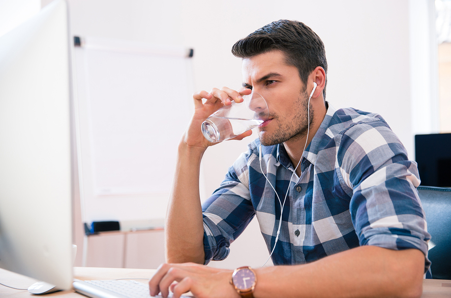 Imagem homem bebendo água. Técnicas para lidar com o estresse no atendimento ao cliente.