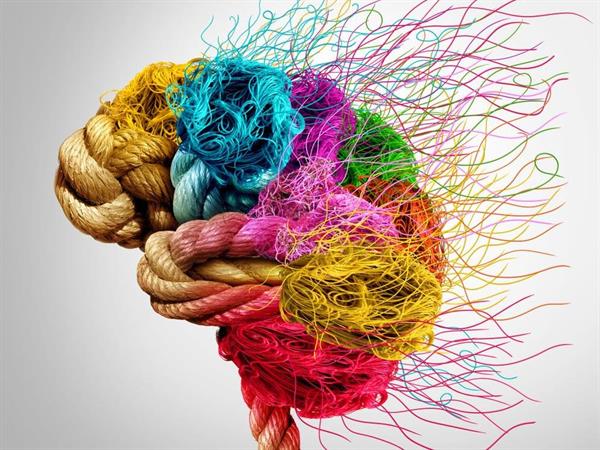 Imagem de cérebro formado com cordas coloridas que estão se desfiando. Gatilhos mentais no suporte ao cliente.