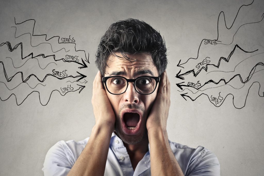 Homem com expressão de pânico. Stress no atendimento ao cliente