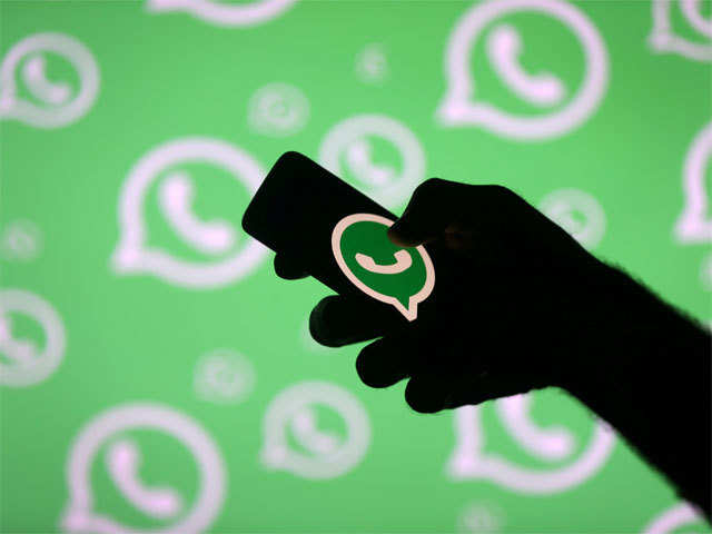 Imagem de mão masculina segurando celular com logomarca do WhatsApp. Help desk via WhatsApp.