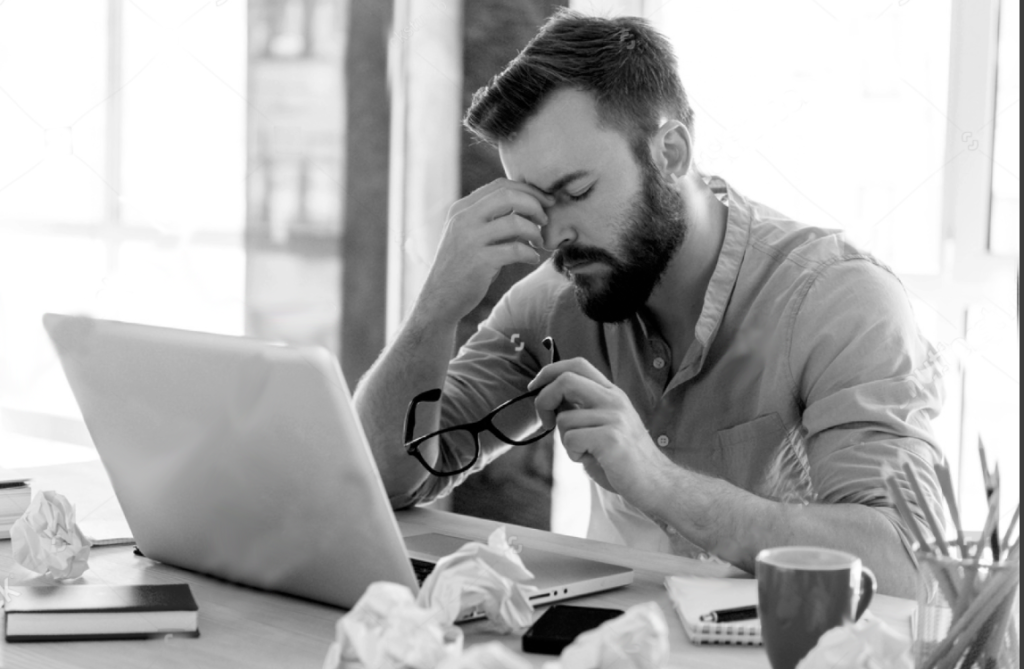 Imagem de homem cansado. Gestão de demandas de TI Milldesk.