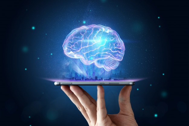 Ilustração mão segurando celular que apresenta um holograma de cérebro. Gestão da demanda de TI Milldesk.