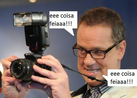 Imagem de homem sincero segurando máquina fotográfica e dizendo: "eee coisa feia".