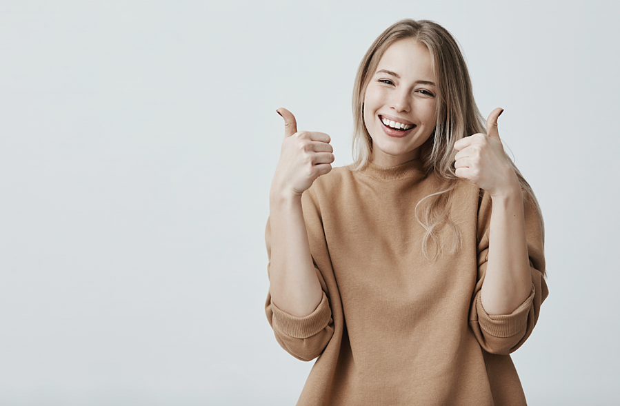 Imagem de moça fazendo sinal de positivo. Estratégias para o seu Ecommerce.