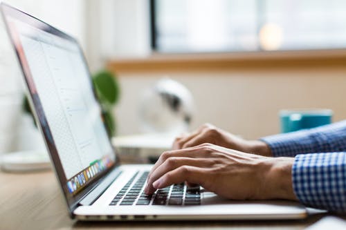 Homem digitando em notebook. Gestão de atendimento ao cliente interno.