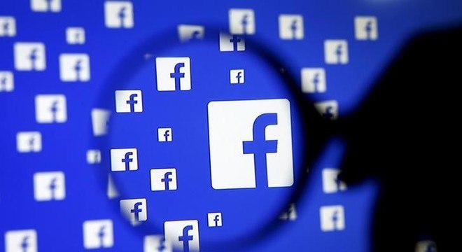 Imagem lupa em tela de computador com várias logos do Facebook. Lei Geral de Proteção de Dados.