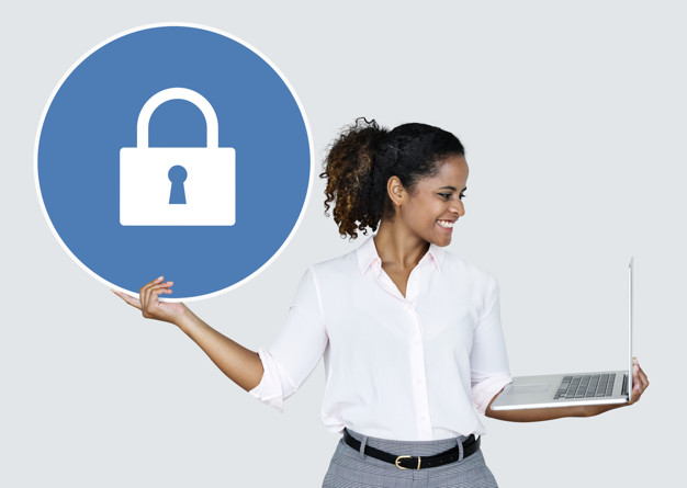 Imagem moça segurando cartaz com imagem de cadeado. Lei Geral de Proteção de Dados.