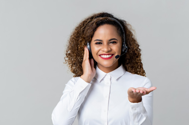 Profissional de suporte sorrindo. Gestão de atendimento ao cliente interno.