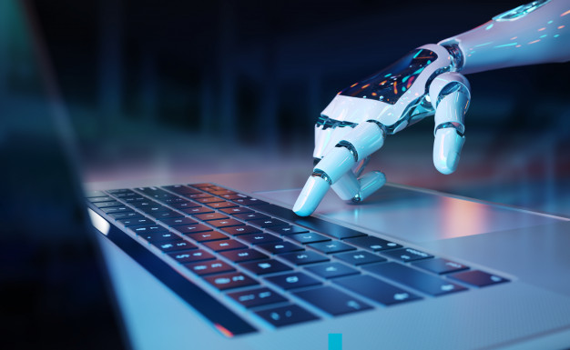 Foto de mão robótica tocando teclado de computador.