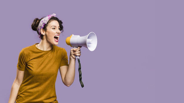 Mulher falando ao megafone. Dicas de relatórios gerenciais para fidelizar clientes na prestação de serviços de TI.