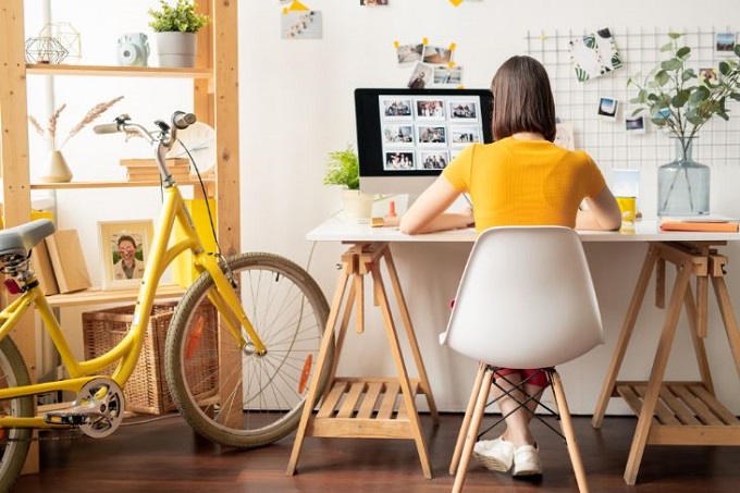 Foto mulher trabalhando Home Office em casa.