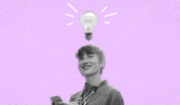 Imagem mulher sorridente com lâmpada de ideia acima da cabeça. Aumentar a satisfação dos clientes em tempos de crise