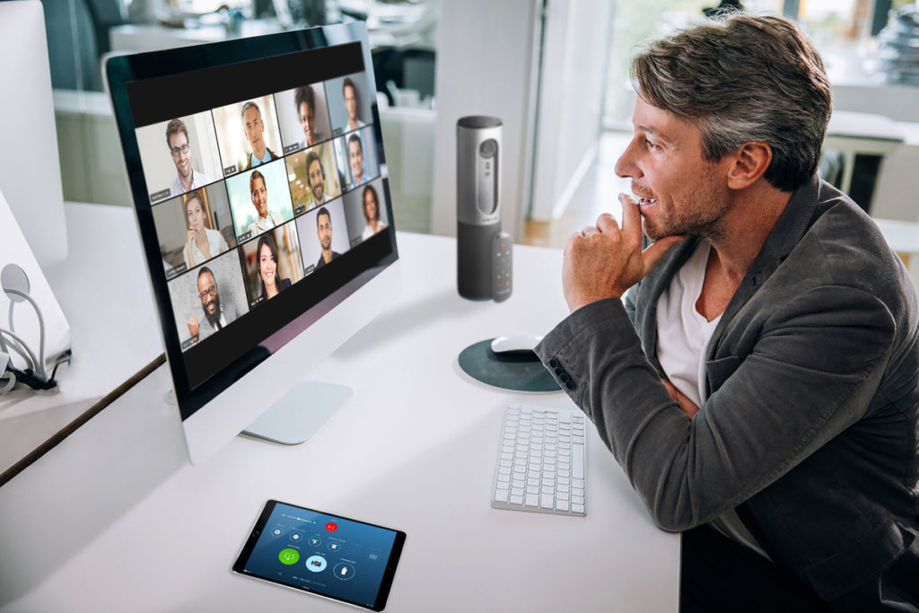 Foto de homem em reunião online. Dicas para não sofrer com a falta de segurança da informação no home office.