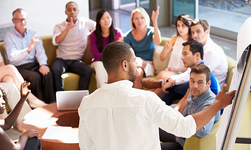 Reunião de colaboração entre equipes. Comunicação interna entre equipes em sua empresa.