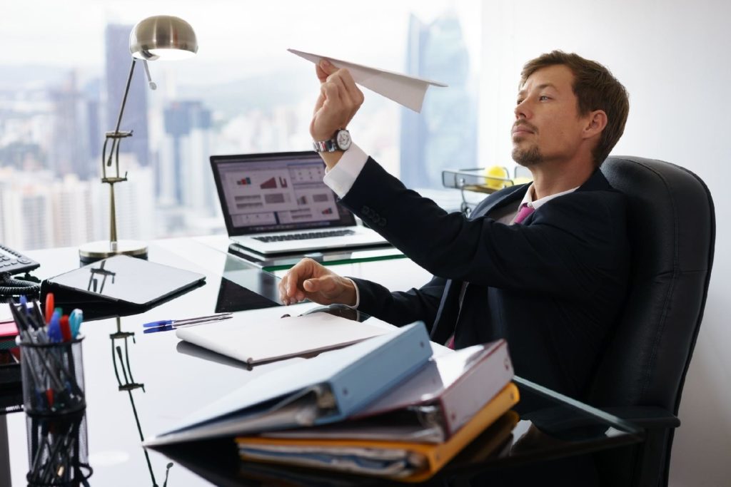 Homem enviando avião de papel, suporte ao cliente via email.