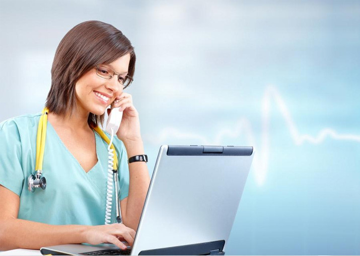 Médica sorrindo ao telefone.