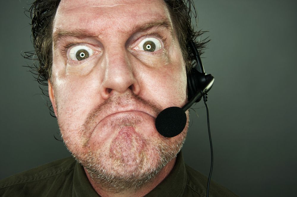 Homem com headfone, bravo. Experiência ruim de atendimento ao cliente