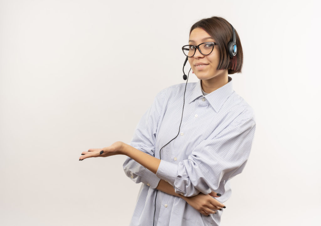 <img src="atendente de centro de suporte jovem satisfeita usando headphone e óculos mostrando mão vazia em fundo branco isolado.jpg" alt="">
